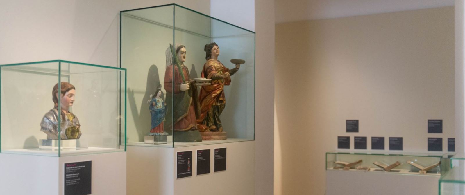 <strong>OITO RELÍQUIAS, OITO SANTOS E MUITAS COISINHAS</strong>